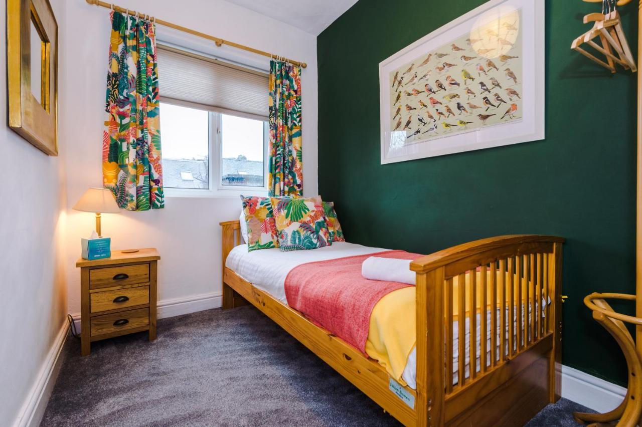 Cosy House With Garden & Parking, Sheffield