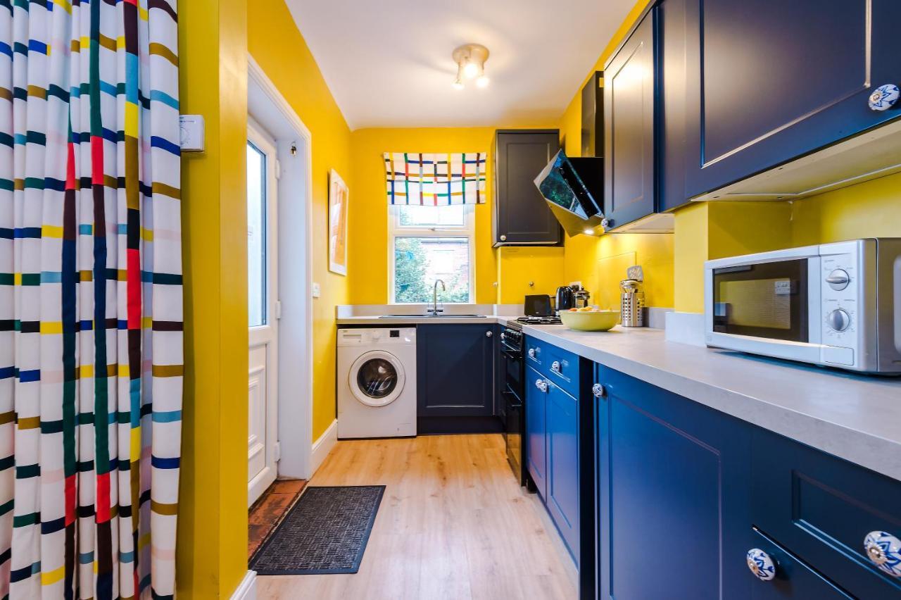 Cosy House With Garden & Parking, Holiday home *
